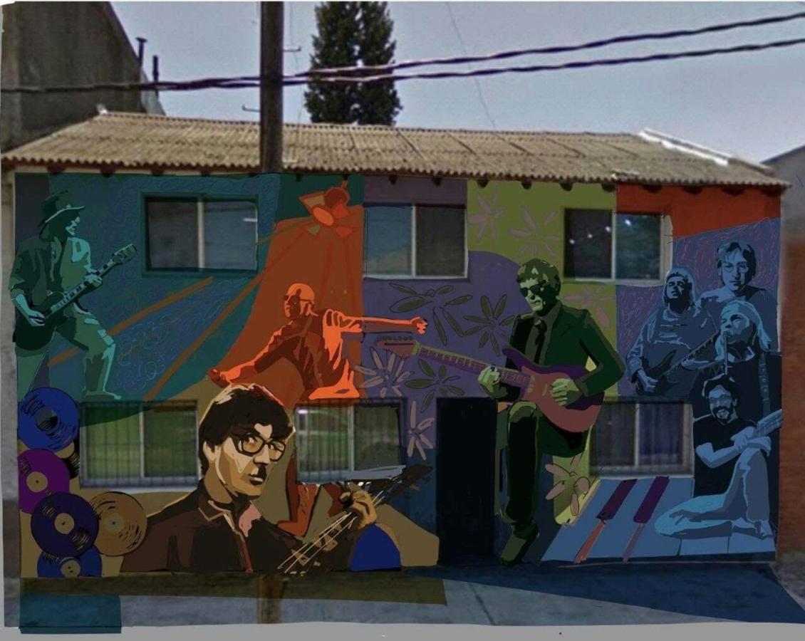 La Casa De Los Murales Авейанеда Екстериор снимка