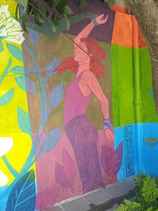 La Casa De Los Murales Авейанеда Екстериор снимка