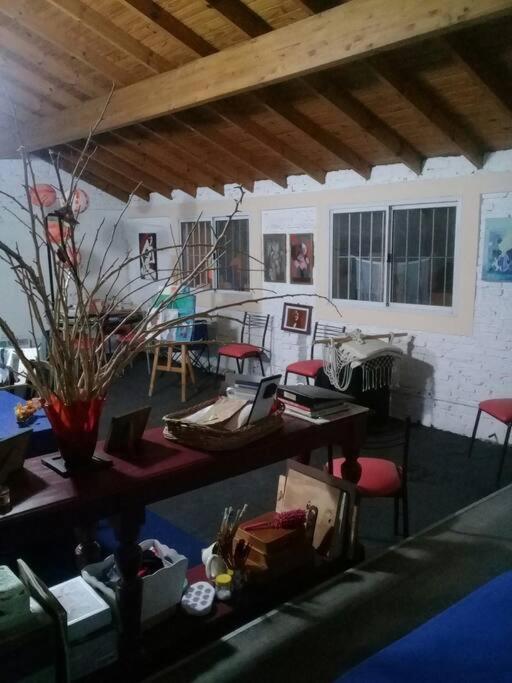 La Casa De Los Murales Авейанеда Екстериор снимка