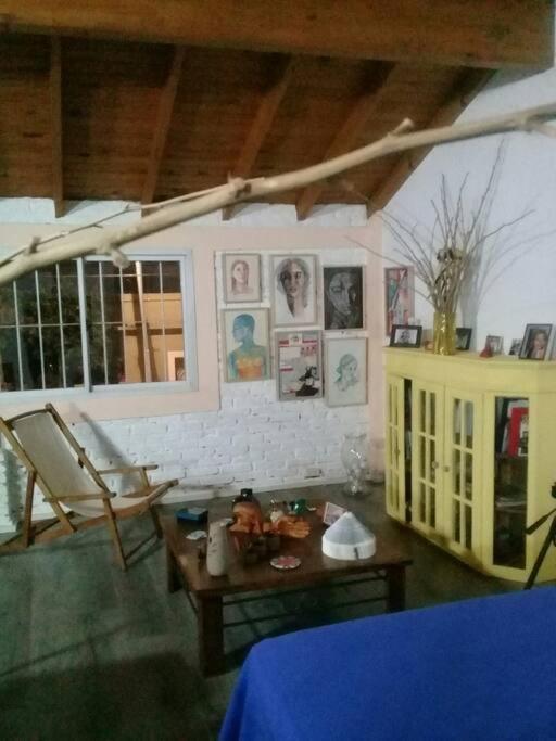 La Casa De Los Murales Авейанеда Екстериор снимка